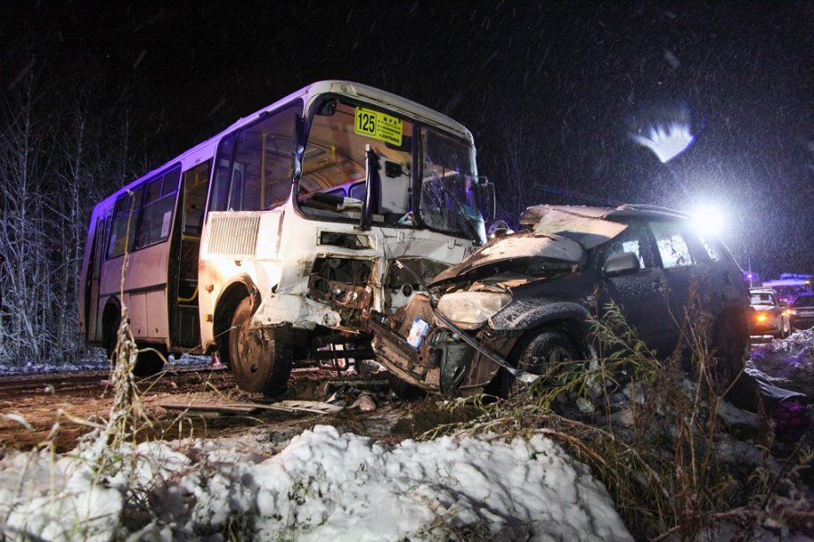 При столкновении с автобусом погибла пассажирка кроссовера
